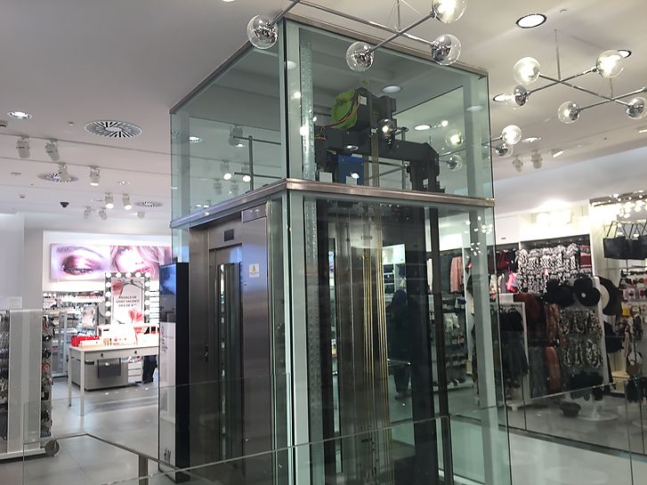 H&amp;M - Obras ascensor y escalera comunicación entre plantas - Girona