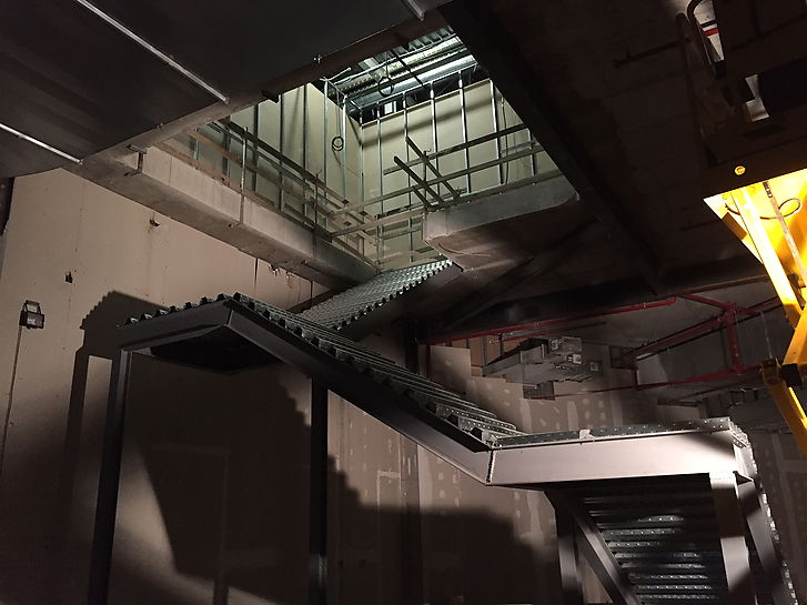 H&amp;M - Obras ascensor y escalera comunicación entre plantas - Girona